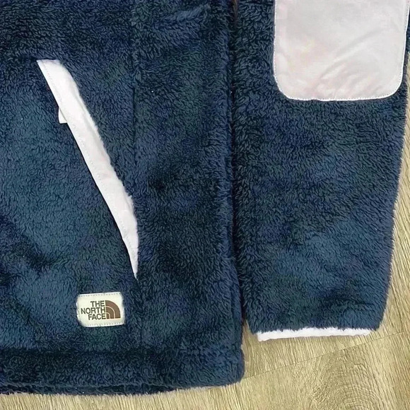 The North Face Women's Campshire Fleece Hoodie, Small - Picture 4 of 11